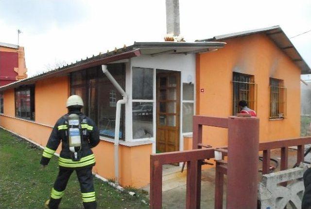 D&uuml;zce&rsquo;de Tek Katlı Evde Yangın 1