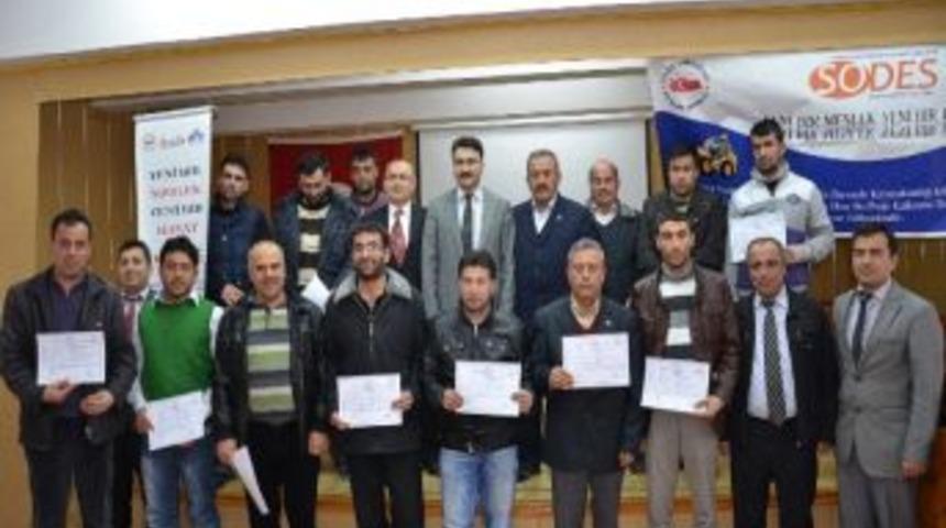 İş Makinesi Operat&ouml;rl&uuml;ğ&uuml; Kursiyerlerine Sertifikaları Verildi