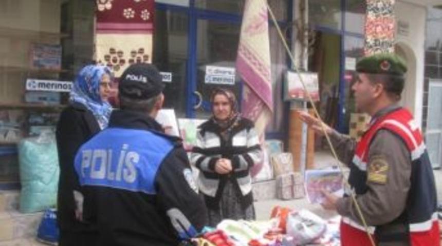 Polis Ve Jandarma Selendi'de Halka Broş&uuml;r Dağıttı