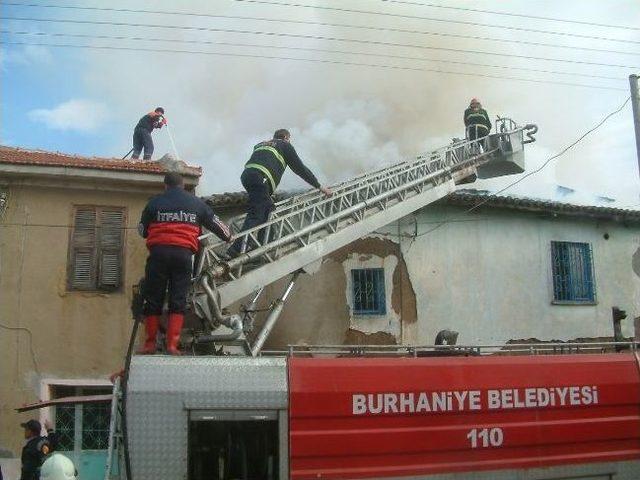 Yanan Evini Terk Etmek İstemedi