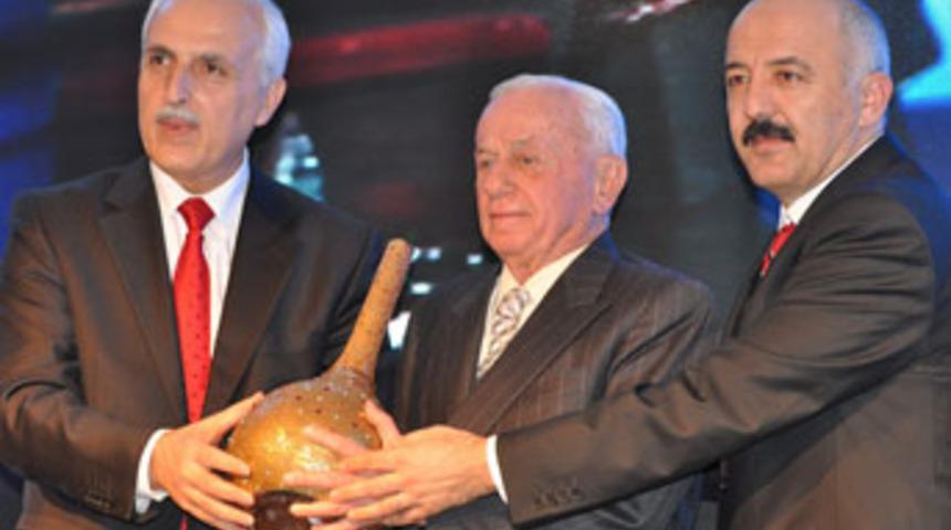 Prof. Dr. Nevzad Atlığ'a Onur &Ouml;d&uuml;l&uuml;