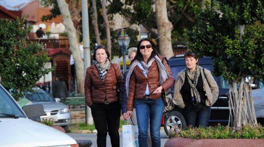 İsvi&ccedil;reli Mimar Ve Moda Tasarımcısı Bayanlar Side'yi Gezdi