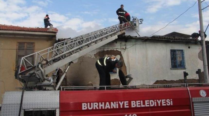 Burhaniye'de İtfaiye Ekipleri Yangına, 3 Dakikada İ&ccedil;inde M&uuml;dahale Etti