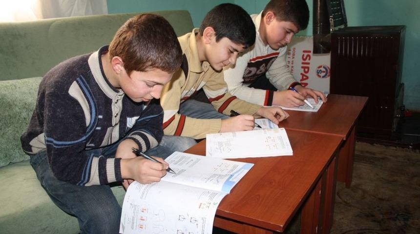 Fedakar &Ouml;ğretmenler Her Şartta Eğitimli Nesil I&ccedil;in &Ccedil;alışıyorlar