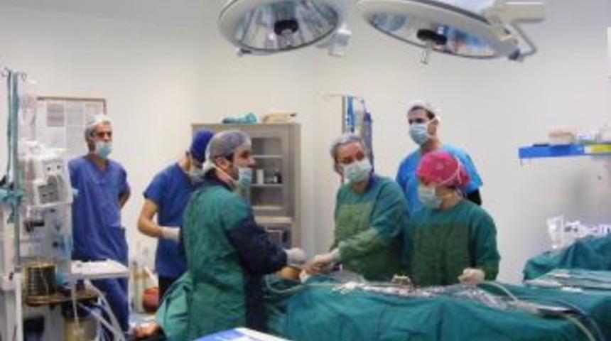 Viranşehir'de Ilk Kez Kapalı Y&ouml;ntemle Hastanın Yumurtalığındaki Kist Alındı