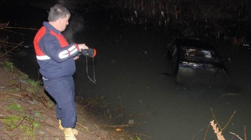 Samsun'da Otomobil Su Kanalına U&ccedil;tu: 2 Yaralı