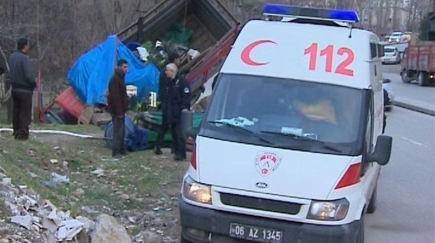 Ankara&rsquo;da Sebze Kamyonu Yoldan &Ccedil;ıktı: 1&rsquo;i Ağır, 4 Yaralı