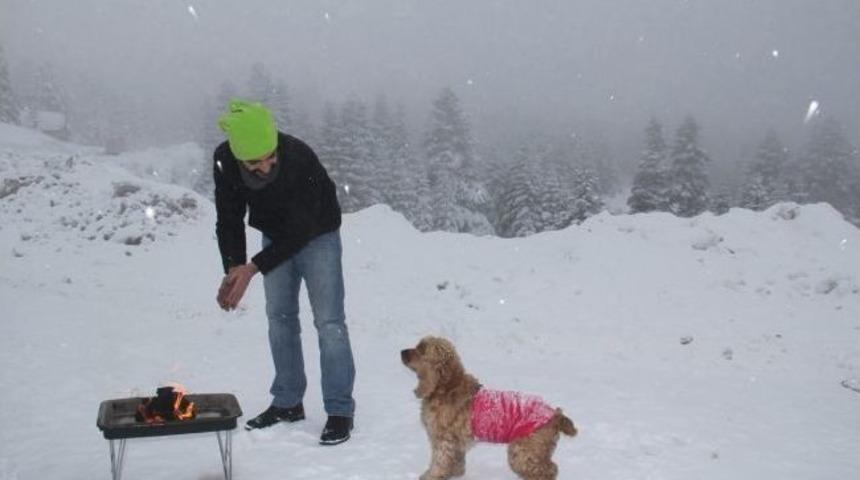 K&ouml;peğiyle Birlikte Kar &Uuml;st&uuml;nde Mangal Yaptı
