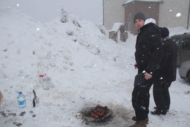 Köpeğiyle Birlikte Kar Üstünde Mangal Yaptı 1