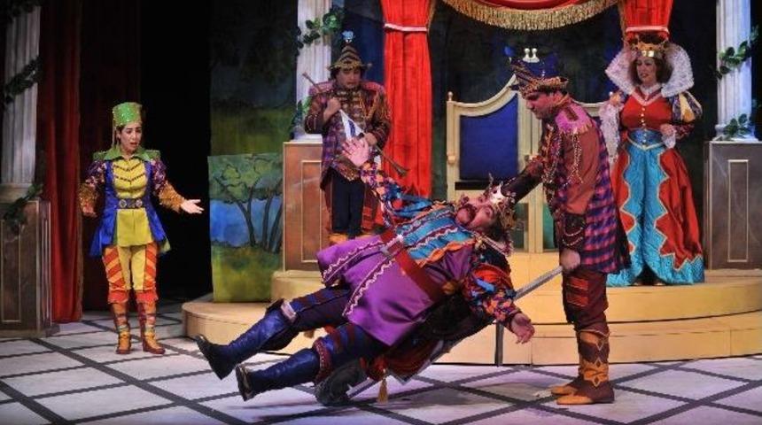 Antalya Devlet Tiyatrosu Perdesini &Ccedil;ocuklar İ&ccedil;in A&ccedil;tı