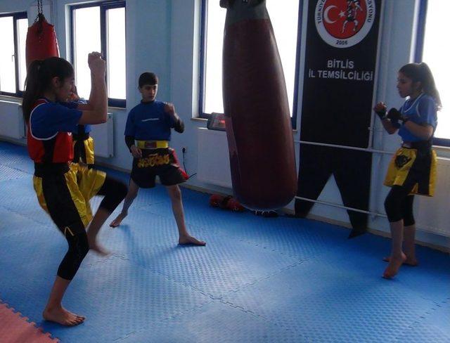 Bitlisli Sporcular Muay Thai Bölge Şampiyonasından 24 Birincilikle Döndüler