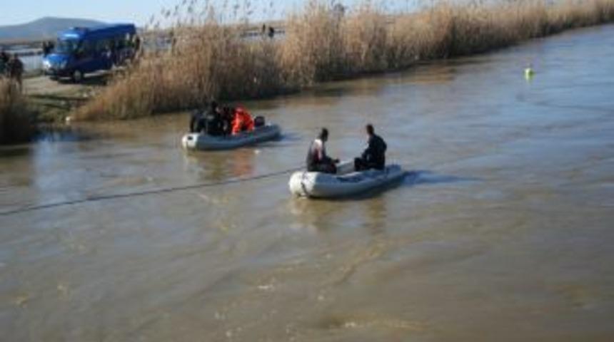Otomobille Menderes Nehri'ne D&uuml;şen Aile Aranıyor