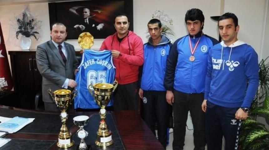 Şampiyonlardan Vali Yardımcısı Coşkun&rsquo;a Ziyaret