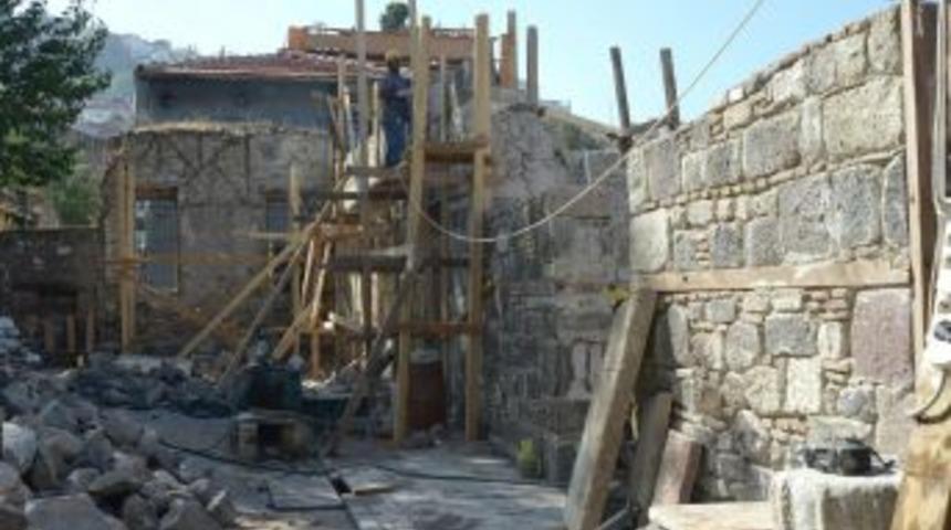 İzmir'deki Emir Sultan T&uuml;rbesi'nde Restorasyon Devam Ediyor