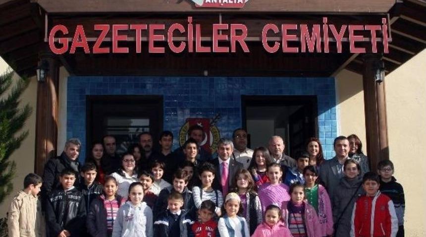 Agc Minik Kardelenleri İle Bir Arada