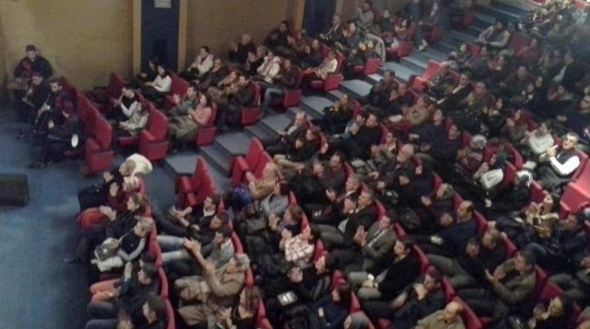 Dişi Horoz Adapazarı'nda Sahnelendi