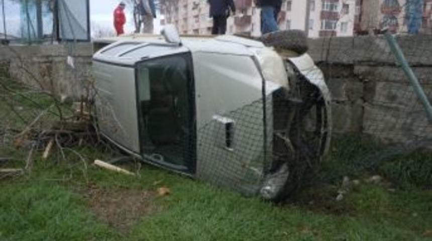 Virajı Alamayan Otomobil Mezbahaya U&ccedil;tu: 1 Yaralı