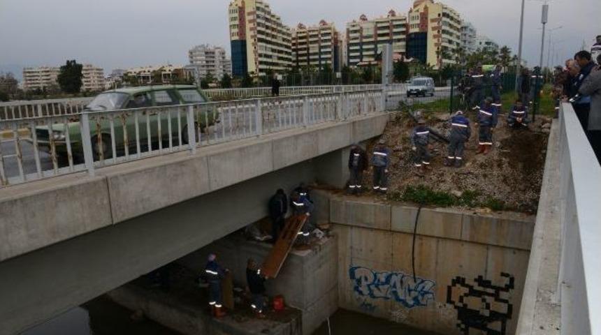 K&ouml;pr&uuml;altındaki Yaşama Konyaaltı Belediyesi M&uuml;dahale Etti.