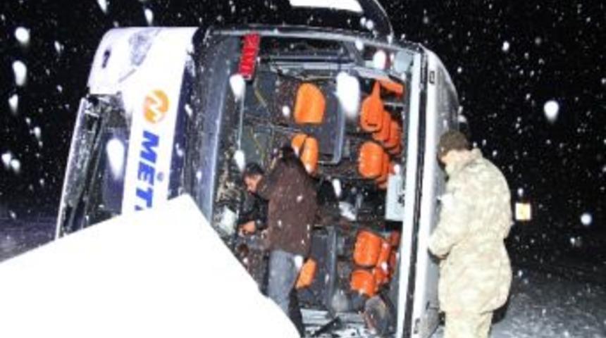 Darende'de Otob&uuml;s Devrildi: 22 Yaralı