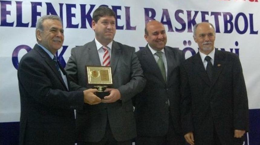 Aliağaspor Kul&uuml;b&uuml; Başkanı Uğur Eren Yılın Y&ouml;neticisi &Ouml;d&uuml;l&uuml;n&uuml; Aldı