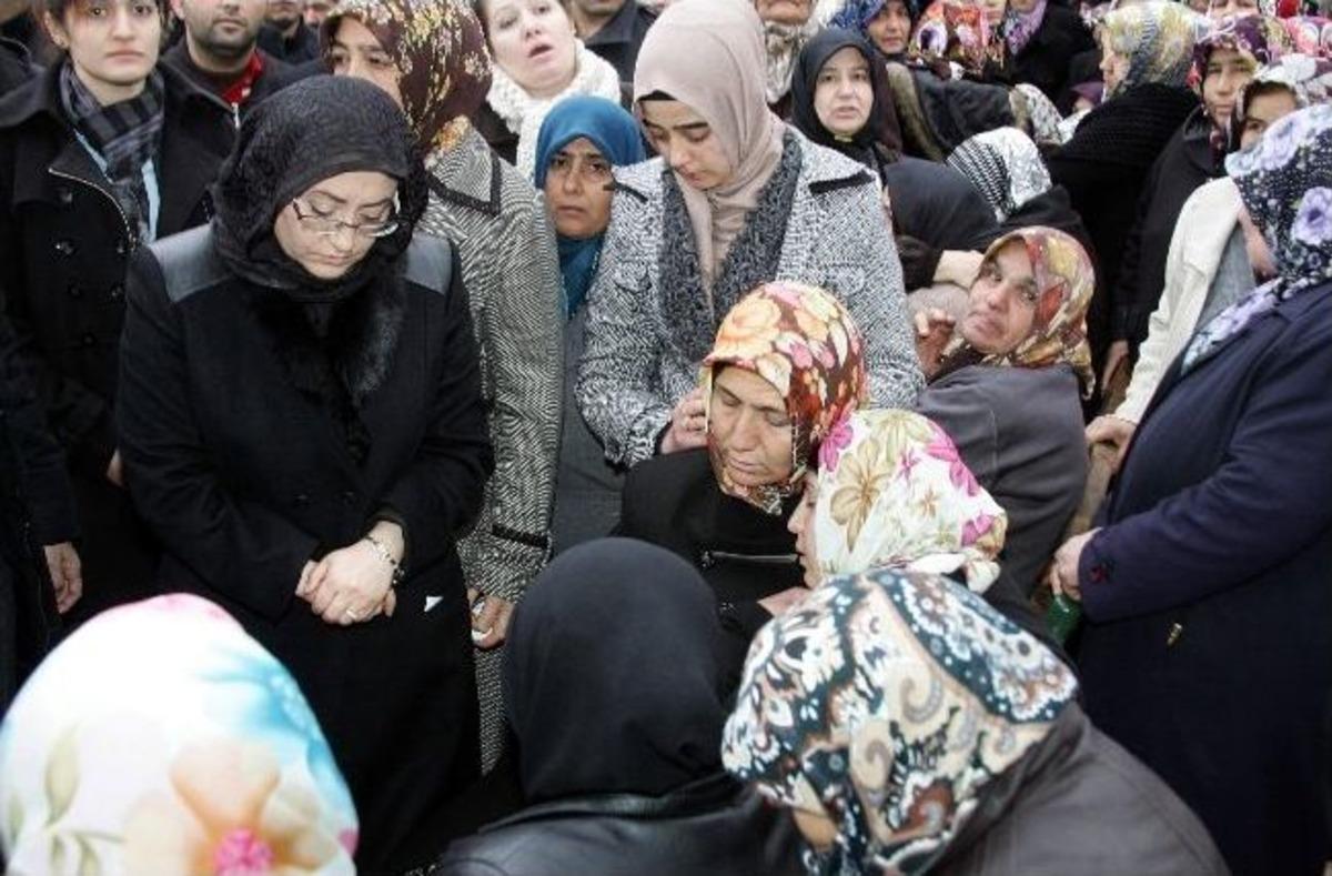 Patlamada &Ouml;len İş&ccedil;iler Toprağa Veriliyor