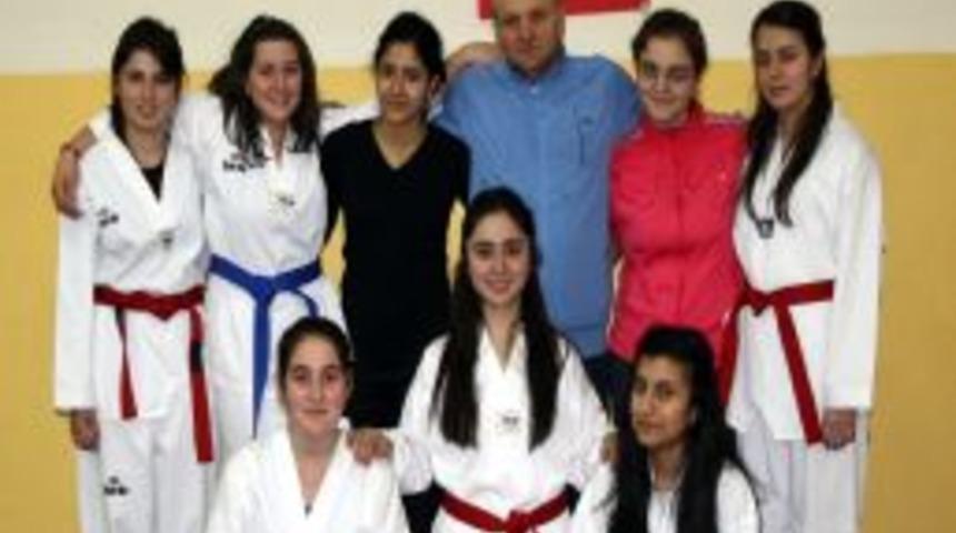 Beşikd&uuml;z&uuml; İMKB'nin Tekvando Takımı Şampiyon Oldu