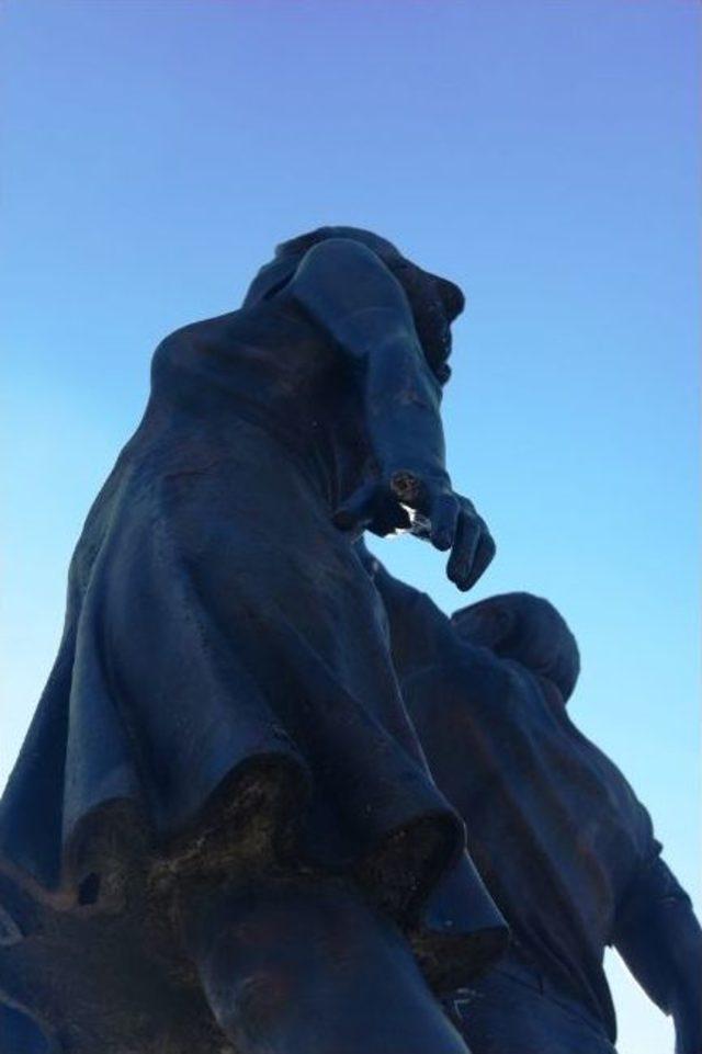 Kadın Hakları Parkı ndaki Tahrip Edilmiş Heykel İlgi Bekliyor 1