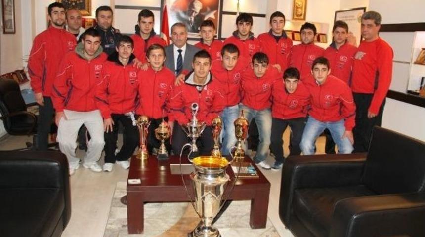 Şampiyonluk Sevincini Demirtaş&rsquo;la Paylaştılar