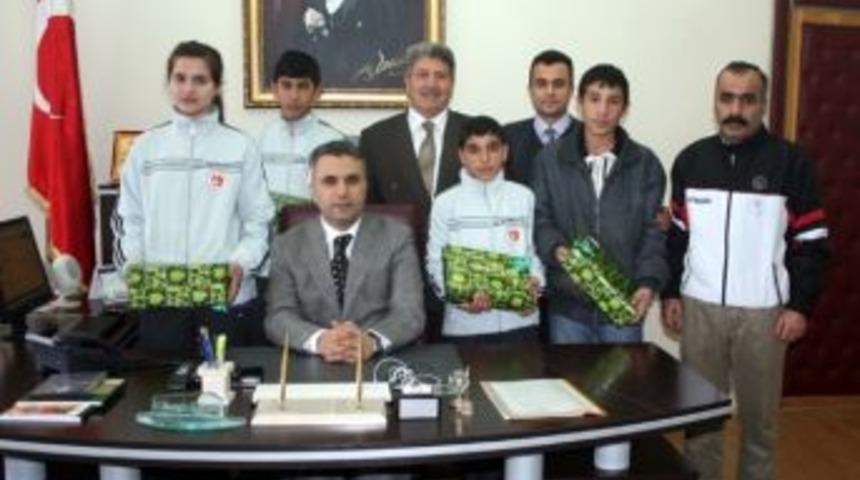 Şampiyon Sporcular &Ouml;d&uuml;llendirildi