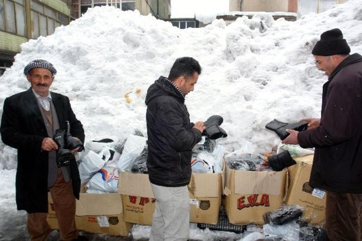 Y&uuml;ksekova&rsquo;da Kışlık Lastik Ayakkabılara Rağbet