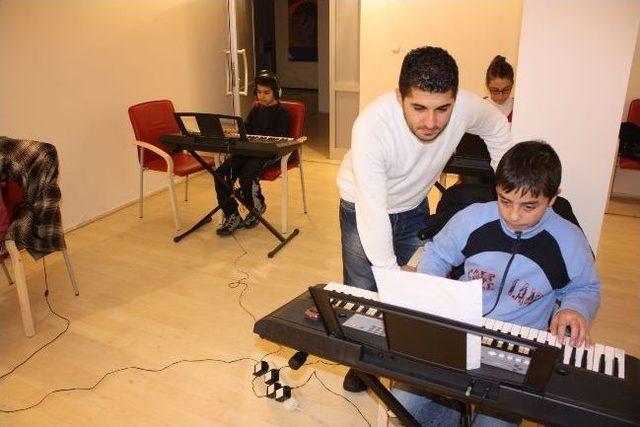 Erzincan &Uuml;niversitesi Minik Sanat&ccedil;ılar Yetiştiriyor 1