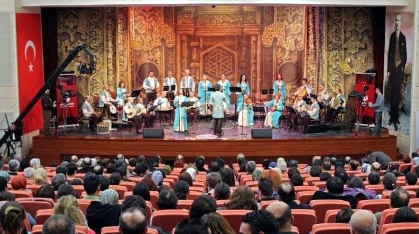 T&uuml;rk D&uuml;nyasını Yaşatan Ezgiler Konseri G&ouml;n&uuml;lleri Fethetti