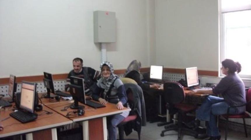 Kuyucak'ın Yaşlıları Bilgisayar Kullanmayı &Ouml;ğreniyor