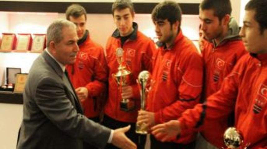 İlkadım Belediyesi'nden Gen&ccedil; Futbolculara Destek S&ouml;z&uuml;