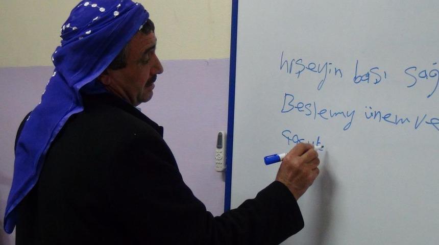 63&rsquo;&uuml;nde Oğlu Ile Aynı Sırada Okuma Yazma &Ouml;ğreniyor