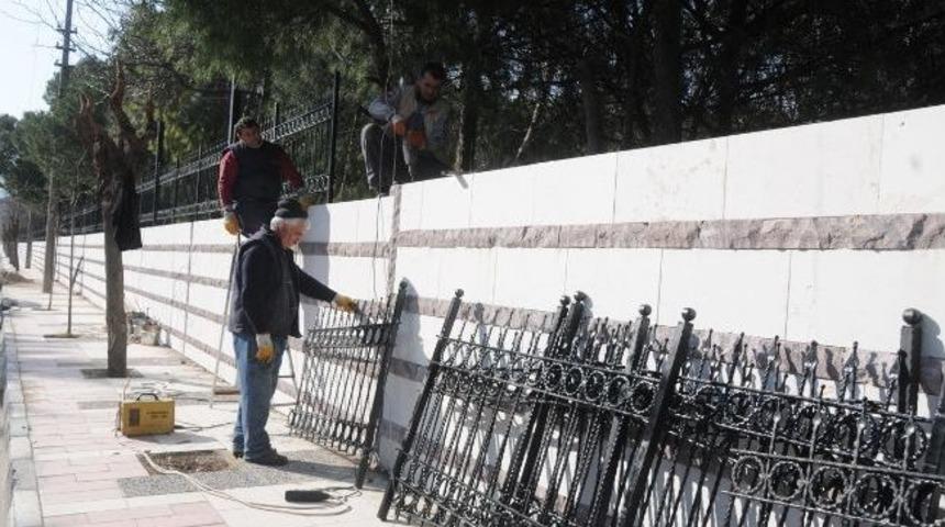 Manisa Belediyesi Bakımsız Duvarları Yeniliyor