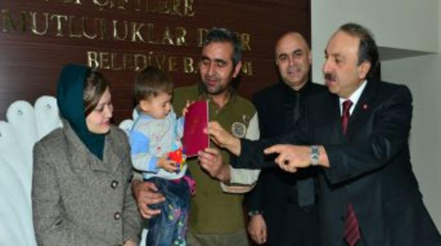 Afganistan M&uuml;lteci &Ccedil;ift Erzurum'da D&uuml;nya Evine Girdi