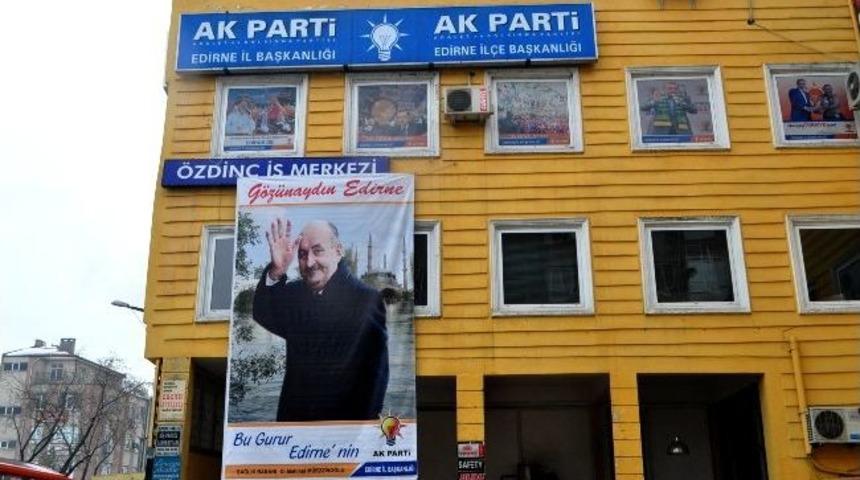 İl Teşkilatı Binasına Sağlık Bakanı&rsquo;nın Dev Pankartı Asıldı