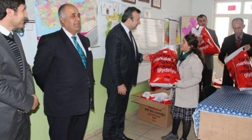 İdil&rsquo;de Ihtiya&ccedil; Sahibi &Ouml;ğrencilere Giyim Yardımı Yapıldı