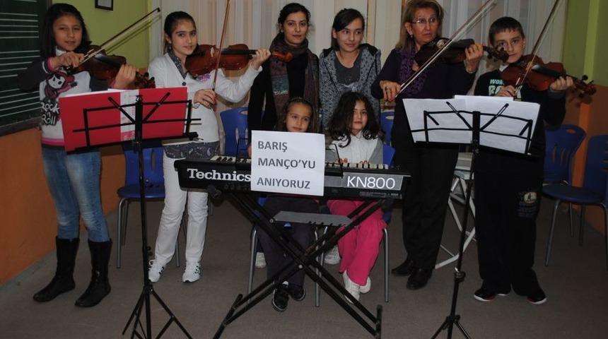 Minik &Ouml;ğrenciler, Barış Man&ccedil;o'yu Şarkılarını Seslendirerek Andı