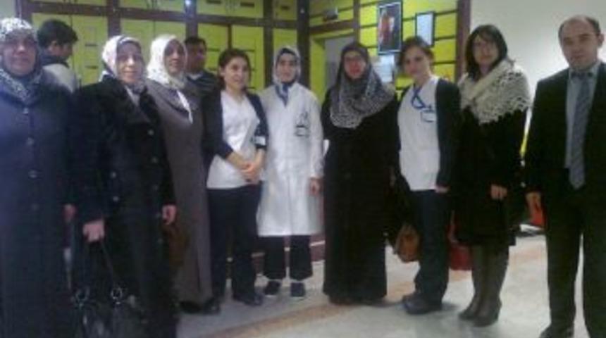 Ak Partili Kadınlardan Annelere Karanfil