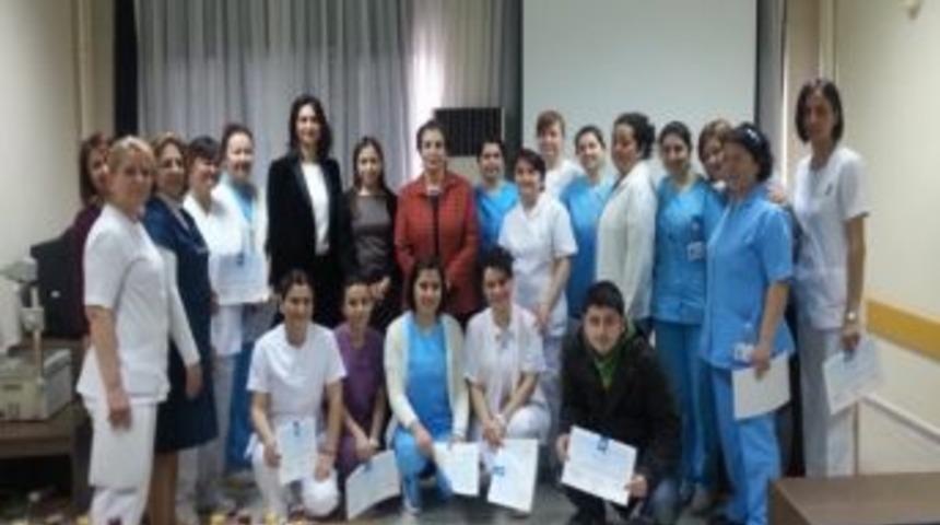 Cpr Eğitimine Katılan Hemşirelere Sertifika