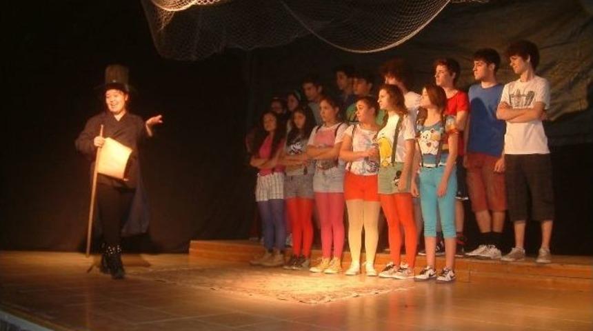 Burhaniye&rsquo;de Amat&ouml;r Gen&ccedil;lerin Oyunu İlgi G&ouml;rd&uuml;