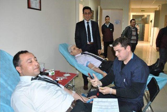 T&uuml;ik, Kızılay&rsquo;a Kan Bağışına Devam Ediyor 1