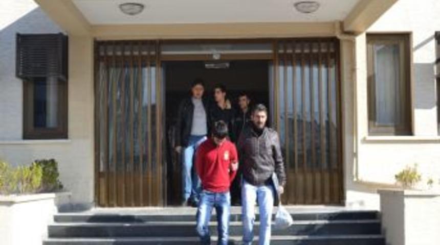 Tren Yolundaki Kabloları &Ccedil;alan &Uuml;&ccedil; Kişi Su&ccedil;&uuml;st&uuml; Yakalandı