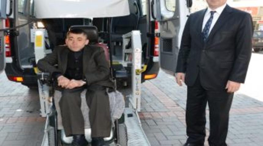 Uşak Belediyesi'nden Engelli Vatandaşlara Araba Desteği
