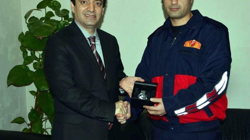 Baydemir, 14 Kişiyi &Ouml;l&uuml;mden Kurtaran Itfaiyecileri &Ouml;d&uuml;llendirdi