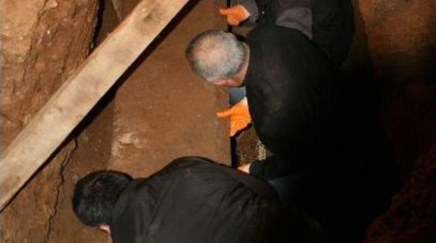 Evin Altında 3 Lahit Mezar Bulundu