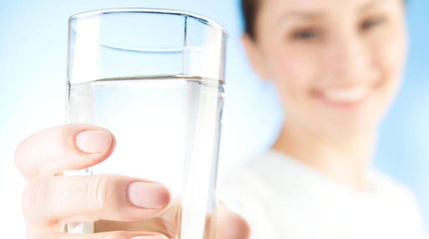 Suyu yemekle birlikte i&ccedil;mek zararlı mı değil mi?