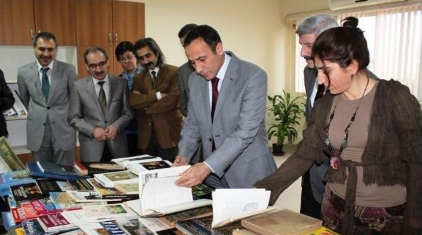 Sanat Tarihi &Ouml;ğretmeninden Fak&uuml;lte Binasına Kitap Bağışı